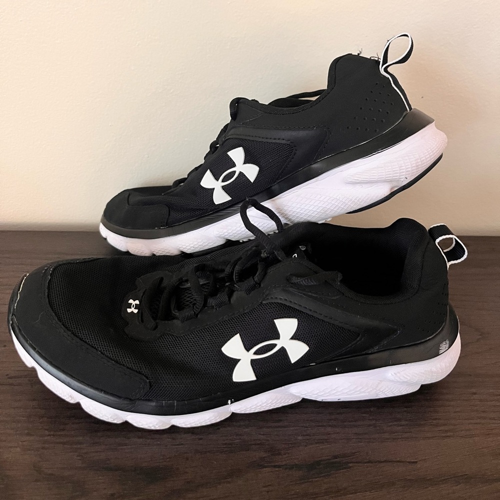 Women’s Size 11 Under Armour Charged Assert Sneakers